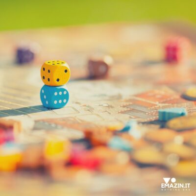 Gioco erotico da tavolo per coppia su sfondo elegante e discreto